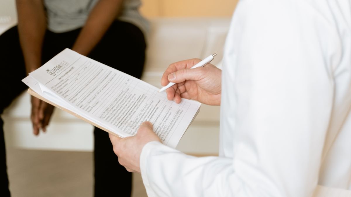 Médico analisando um prontuário