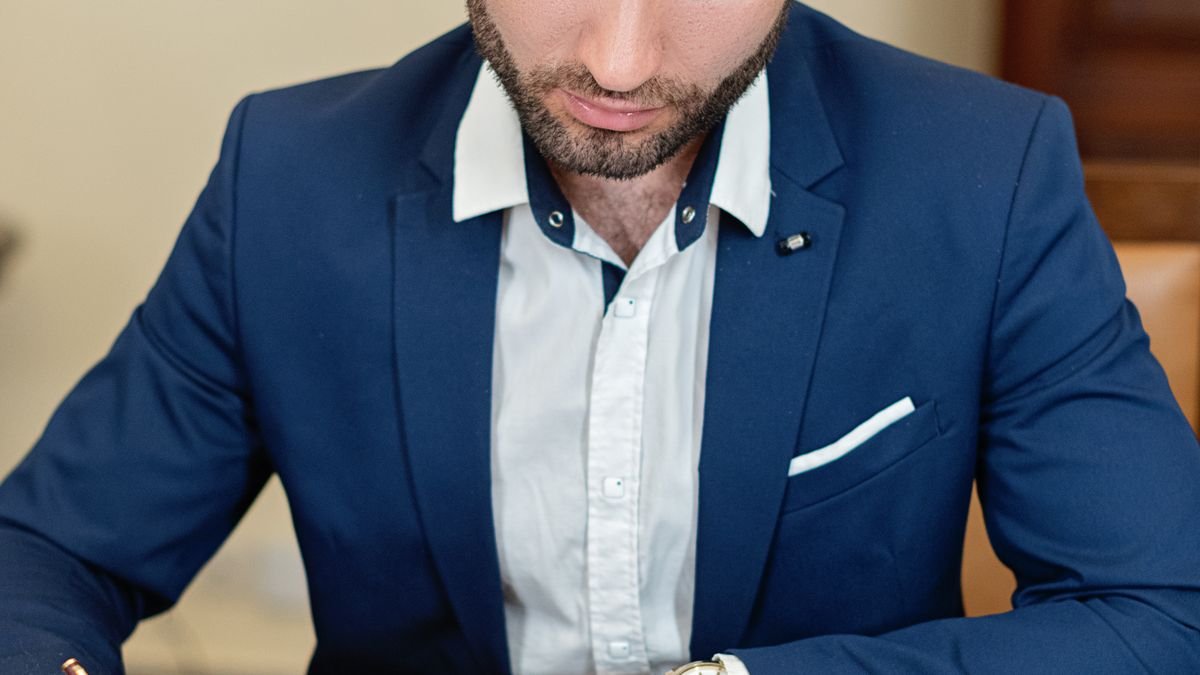 Homem lendo um contrato