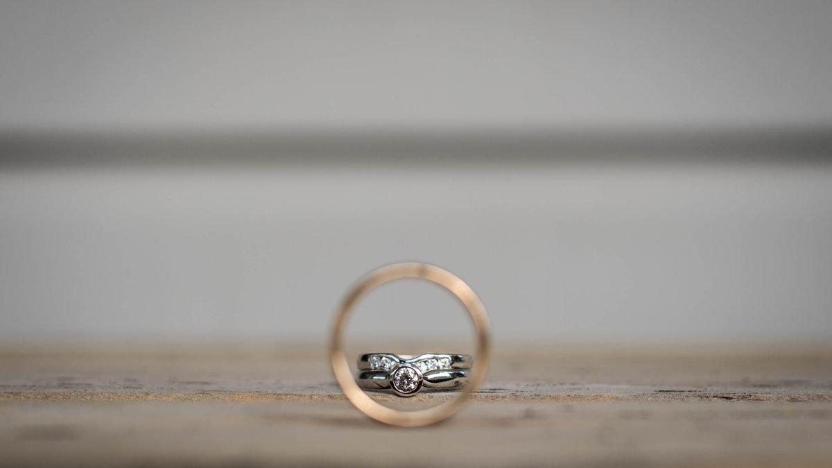Alianças de casamento sobre a mesa