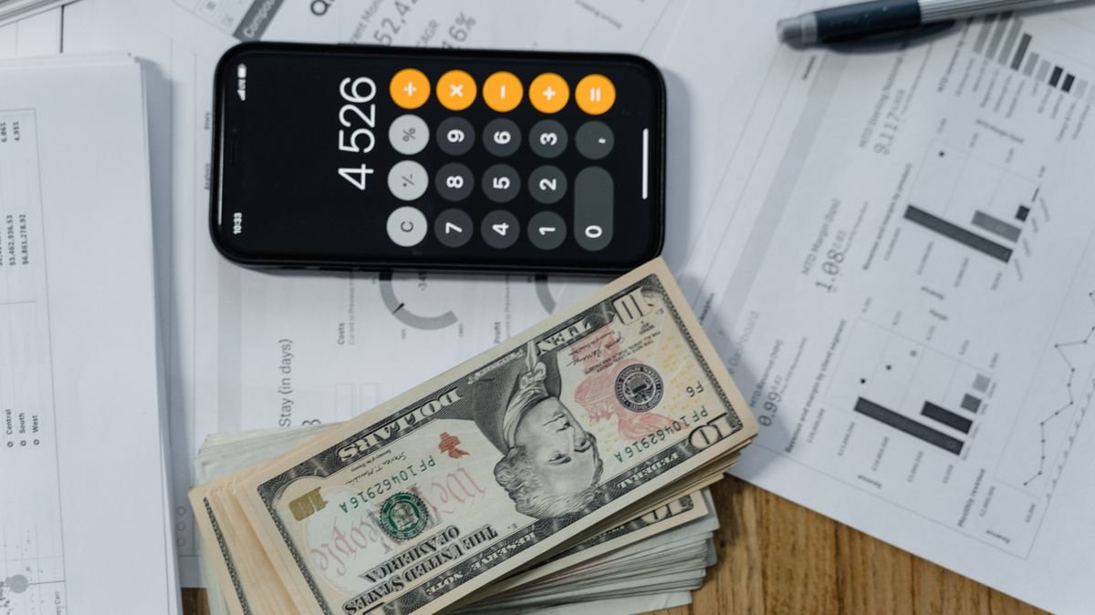 Dinheiro e calculadora sobre documentos