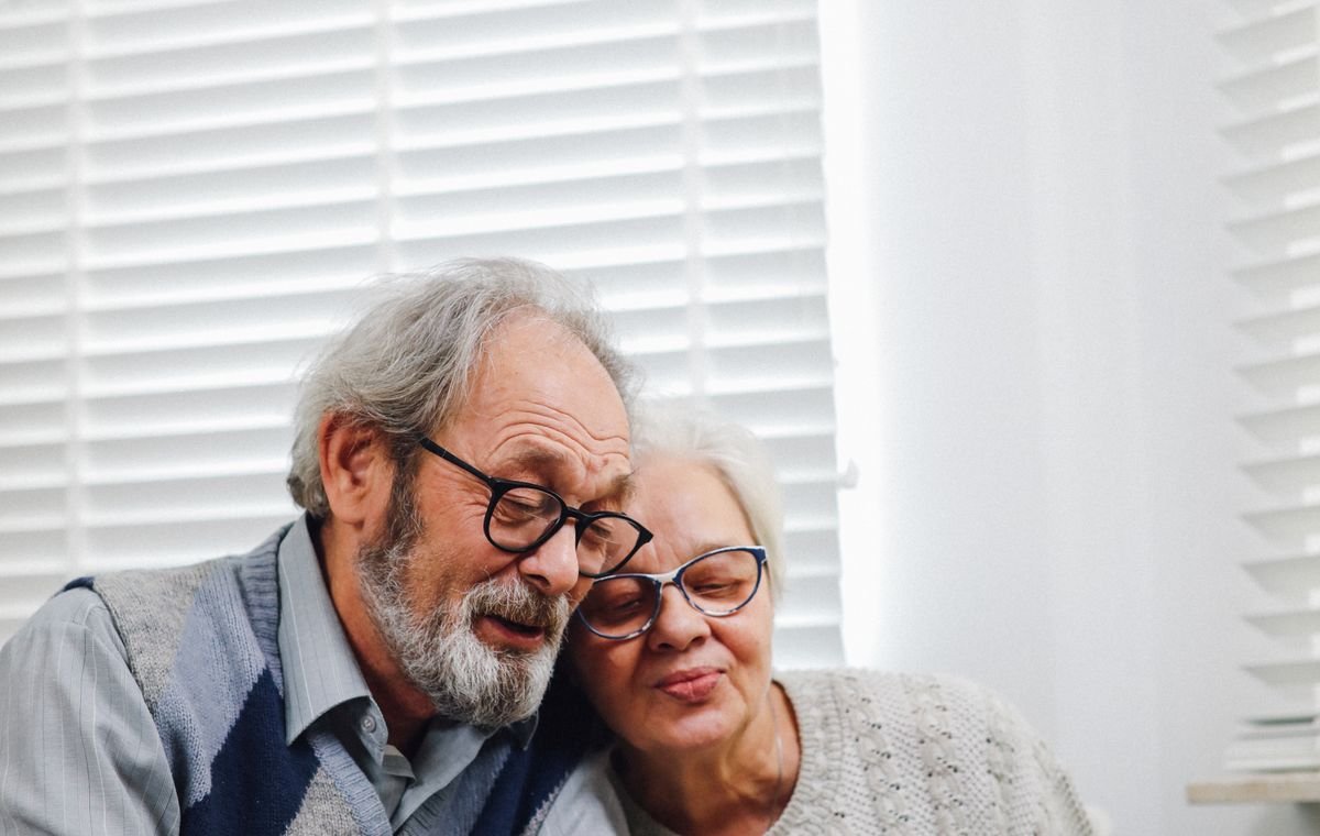 Casal de idosos em casa conferindo o reajuste do plano de saúde