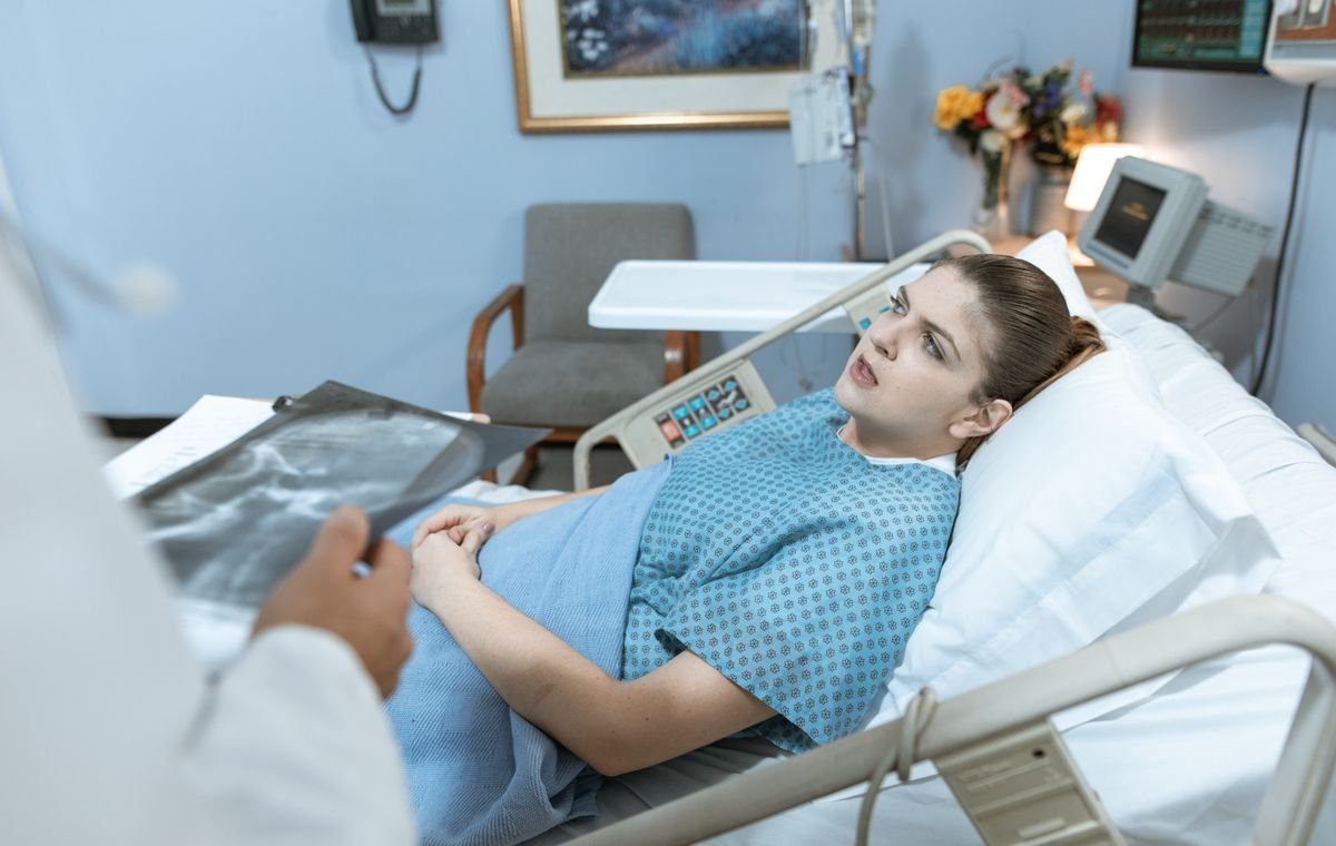 Paciente internado em leito hospitalar sendo avaliado pela equipe médica