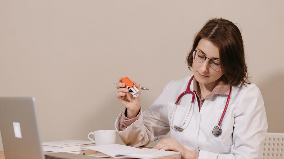 Médica revisando documentos