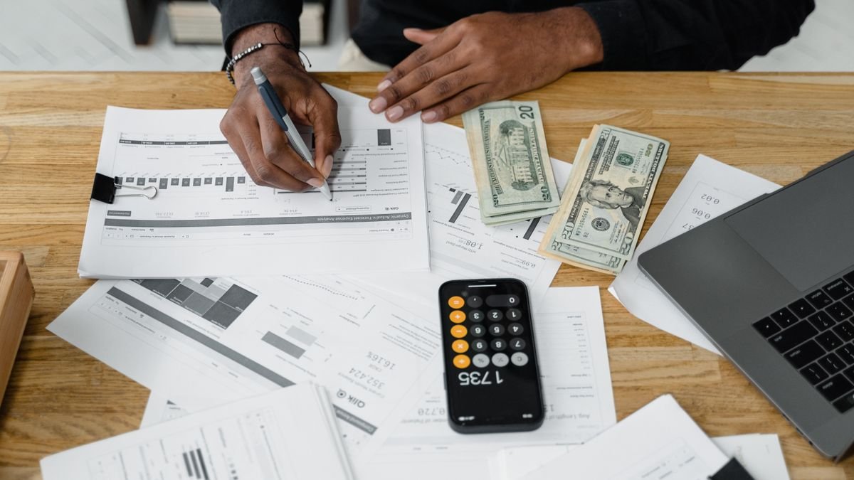 Mesa de trabalho com análise dos regimes tributários
