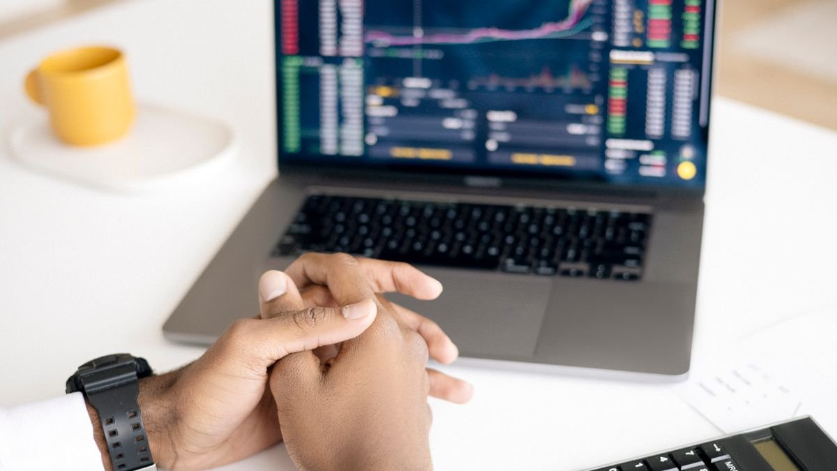 Empresário analisando gráficos e mudanças
